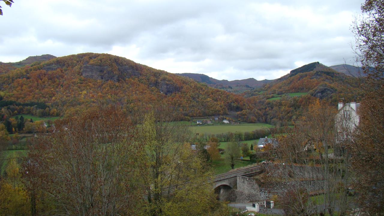 Vue jardin sur la vallée de la Cère